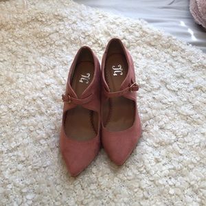 JG heels in a salmon pink color. Size 7